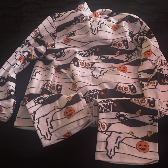 NWT BOYS 3T HALLOWEEN PAJAMAS 2pc TOP & PANTS BUTTON UP COLLAR - Picture 4 of 4